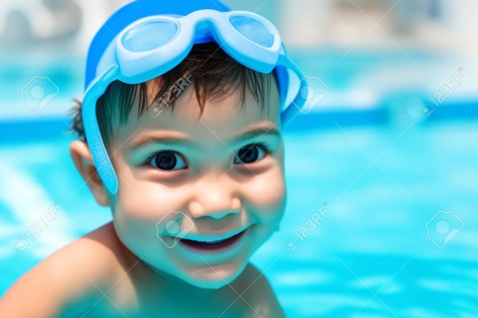 水泳、スイミング プールの水で遊ぶプールのかわいい男の子の活動