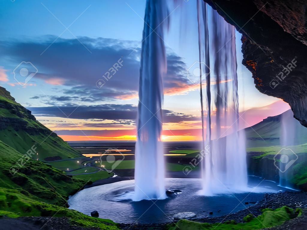 Seljalandfoss Wodospad o zachodzie słońca, Islandia Poziome strzał