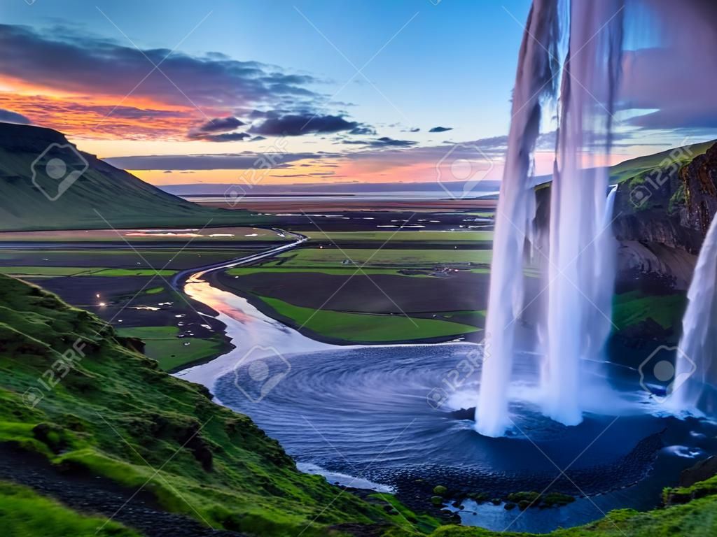 Seljalandfoss vízesés napnyugtakor, Izland vízszintes lövés