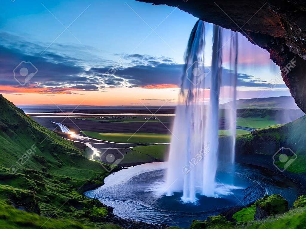 Seljalandfoss водопад на закате, Исландия Горизонтальная выстрел