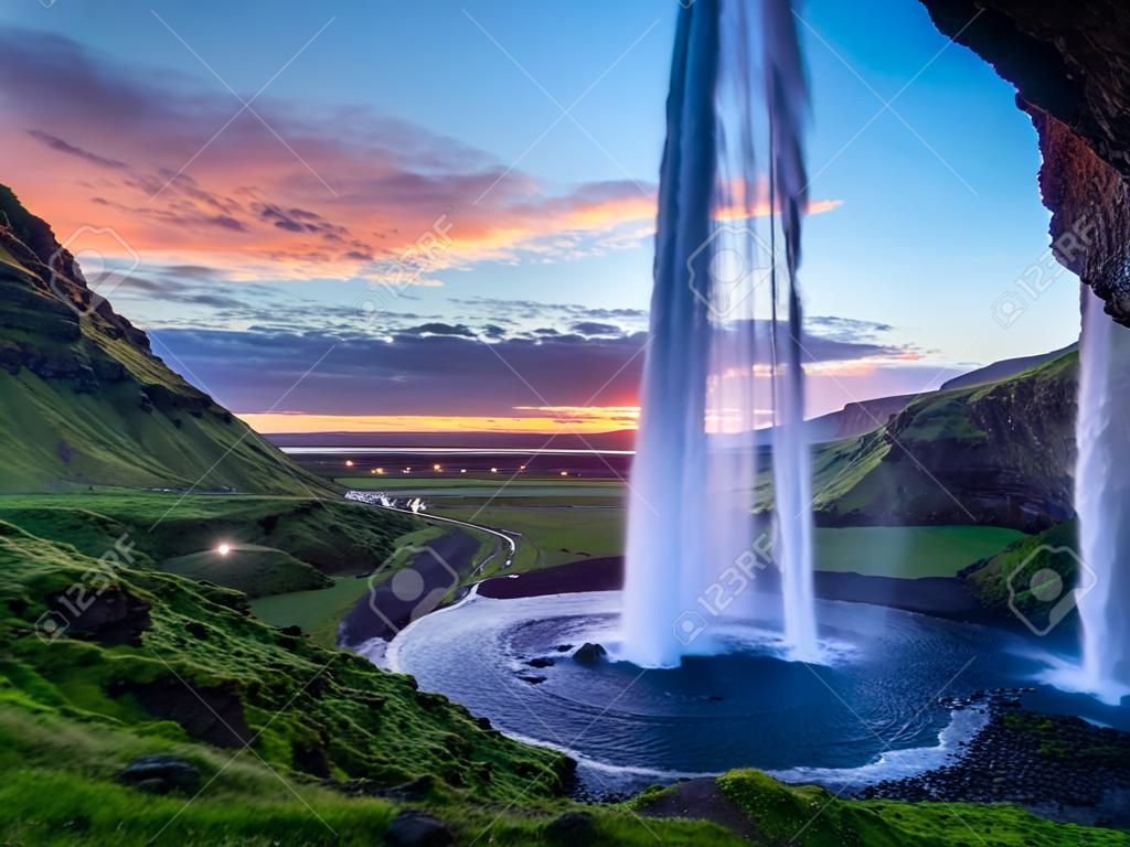 Seljalandfoss Wodospad o zachodzie słońca, Islandia Poziome strzał