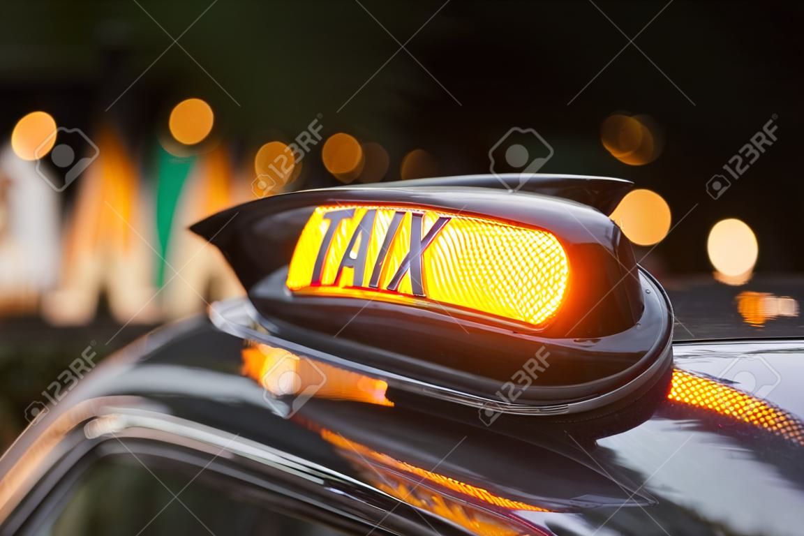 neon teken van een Londense taxi auto's nachts