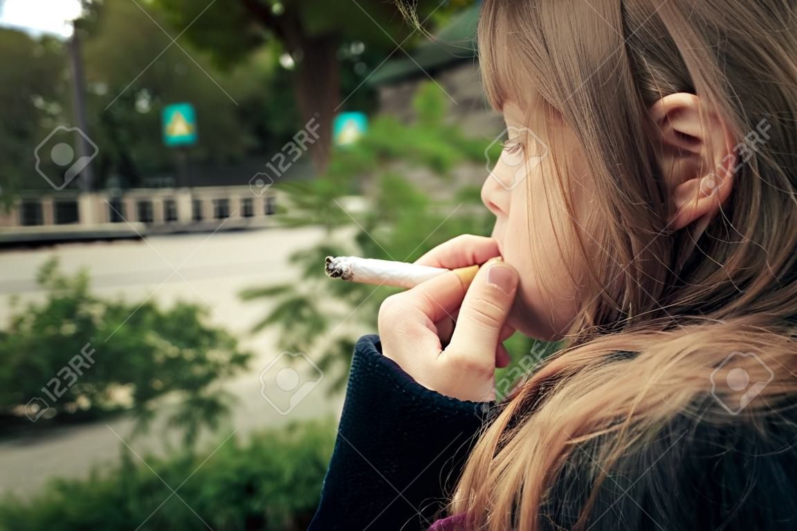 Meisje roken een sigaret die niet geschikt is