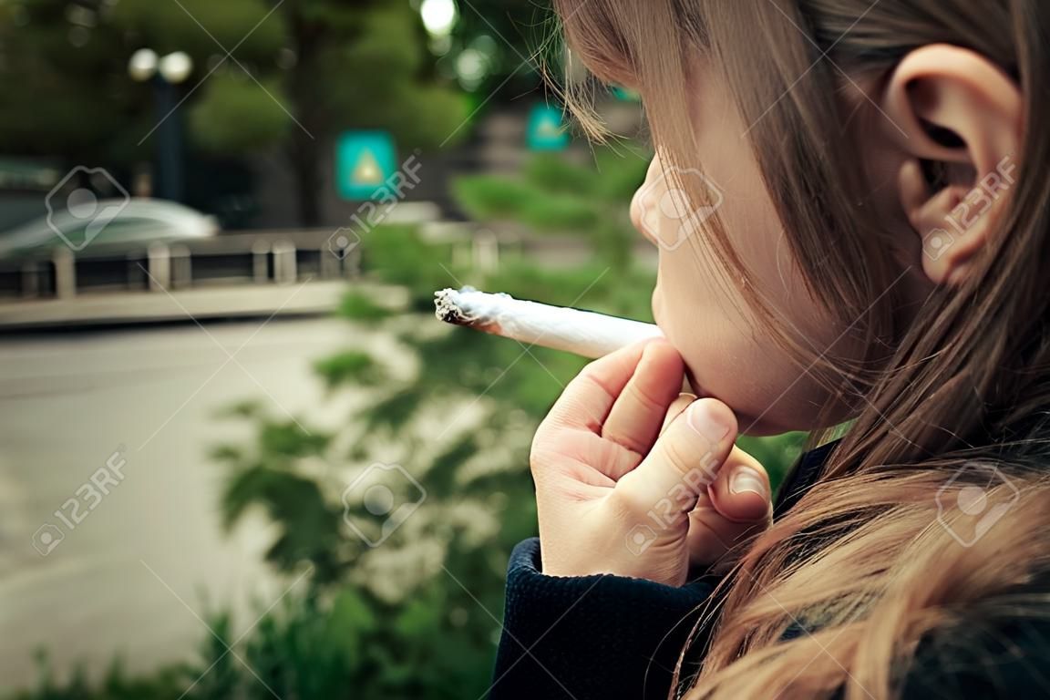 Meisje roken een sigaret die niet geschikt is