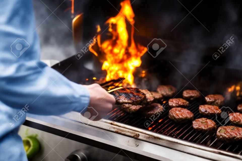 Gemarineerde lamsvlees joint en rundvlees hamburgers koken op een barbecue
