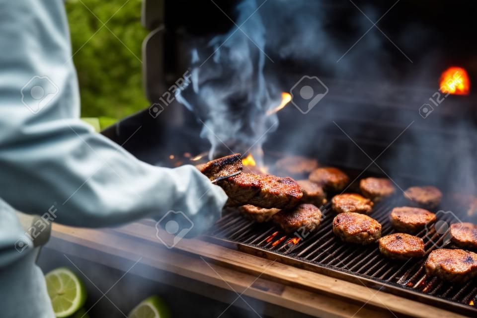 Gemarineerde lamsvlees joint en rundvlees hamburgers koken op een barbecue