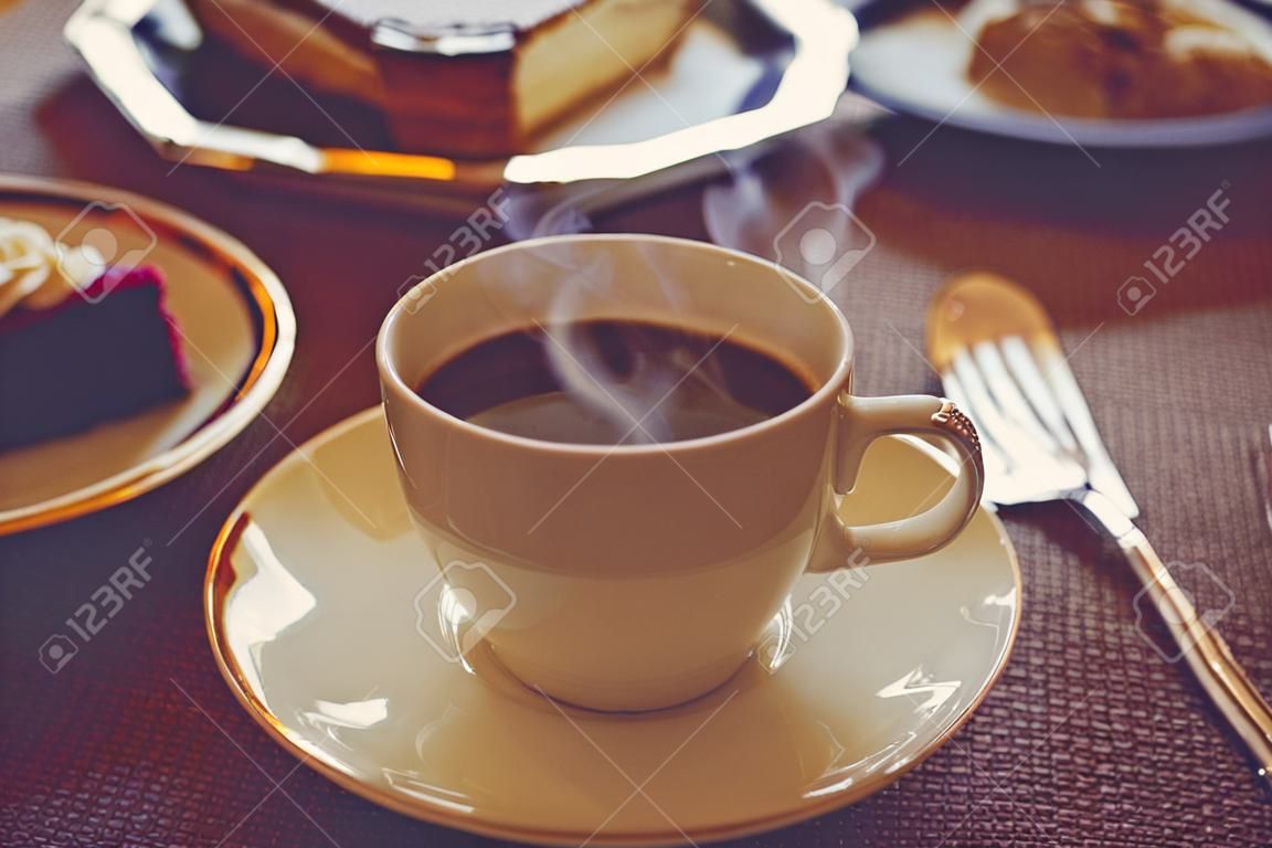Copo de café com bolo na mesa