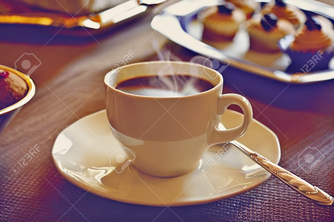 Taza de café con pastel sobre la mesa