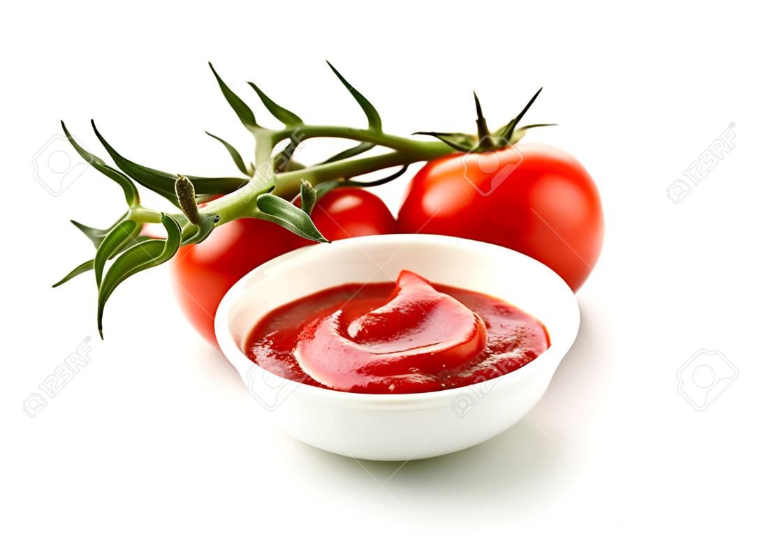 Schüssel Tomatensauce oder Ketchup auf einem weißen Hintergrund