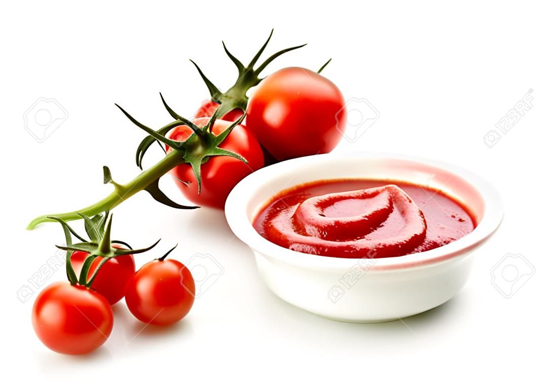 kom tomatensaus of ketchup op een witte achtergrond