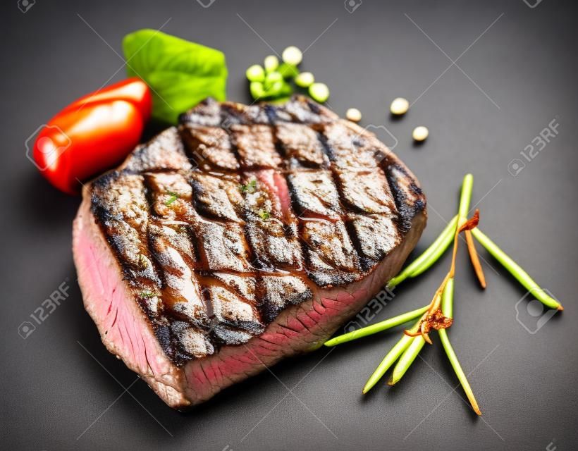 steak de boeuf grillé aux épices isolé sur fond blanc