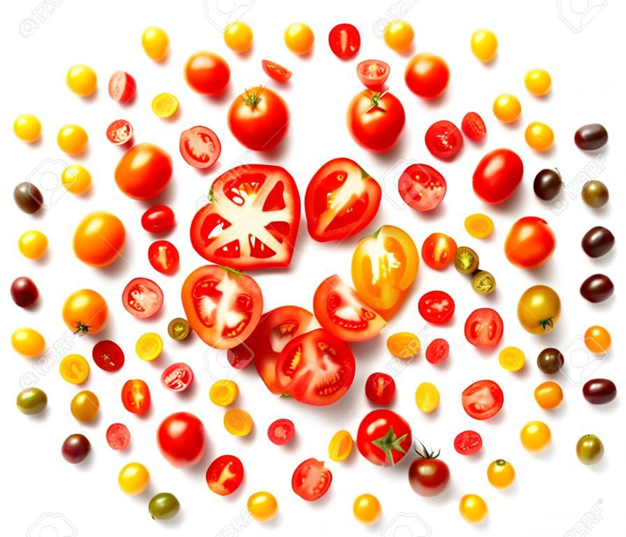 Herzform durch verschiedene Tomaten isoliert auf weißem Hintergrund
