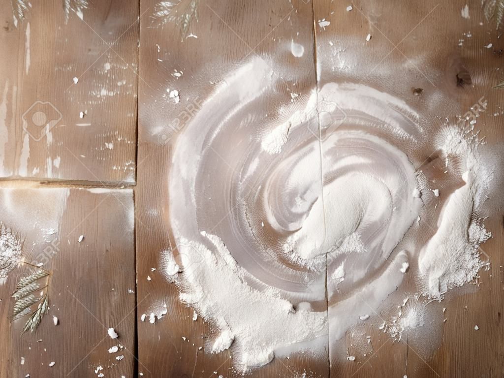 Witte bloem op rustieke houten tafel, bovenaanzicht