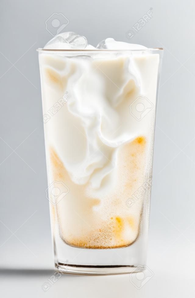 Szklanka mrożonej kawy z mlekiem na białym tle