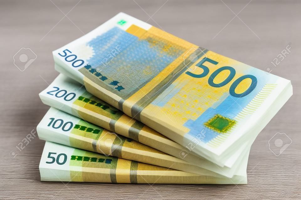 Monnaie en euros. Argent liquide, billets en euros. Des piles de billets en euros sur fond de béton en cinq cents, deux cents, cent et cinquante.