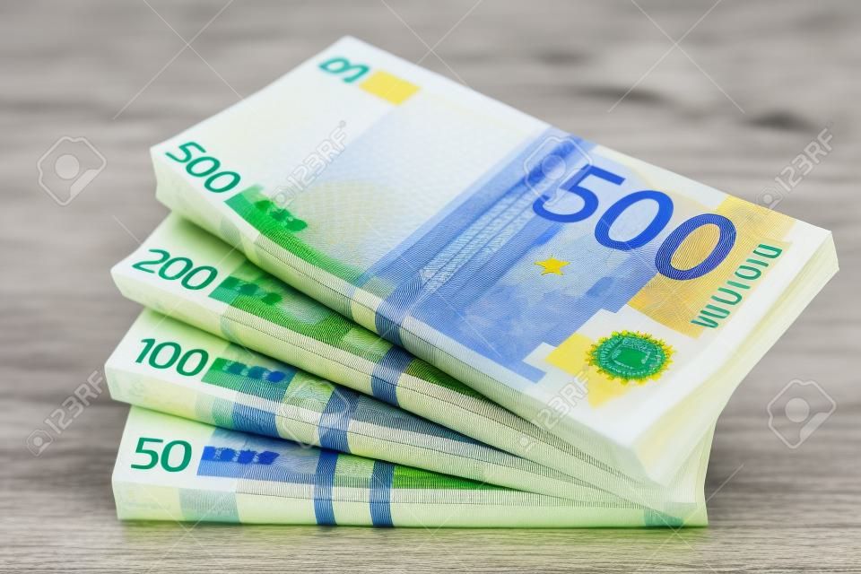 Monnaie en euros. Argent liquide, billets en euros. Des piles de billets en euros sur fond de béton en cinq cents, deux cents, cent et cinquante.