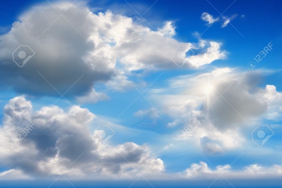 Nuages duveteuses blancs dans le ciel bleu