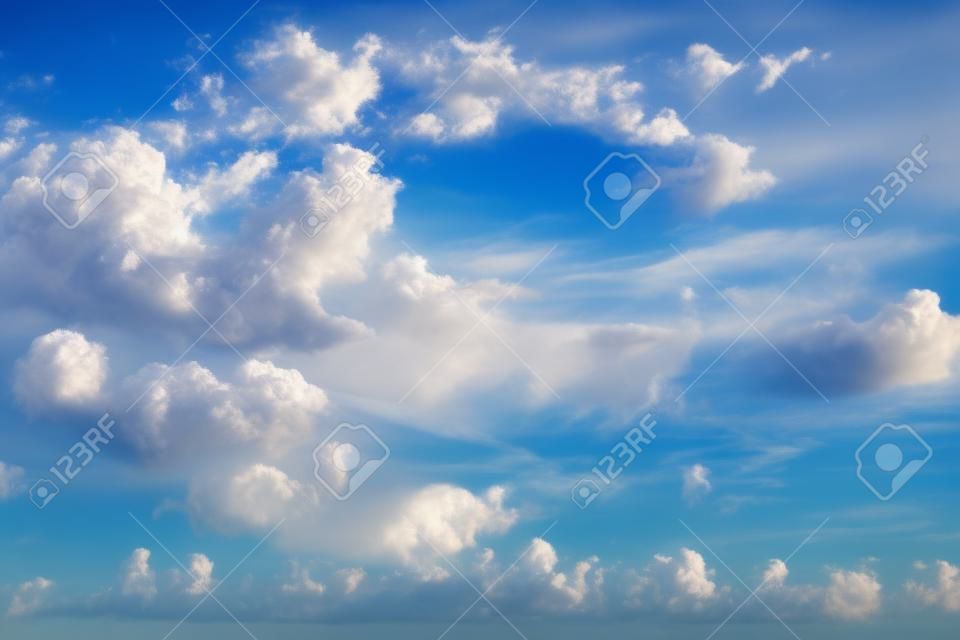 Nuages duveteuses blancs dans le ciel bleu