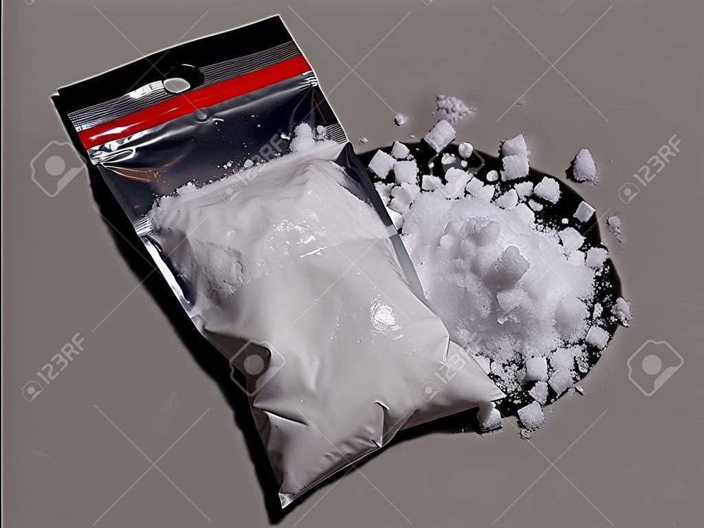 Kokain Pulver und Tasche auf weißem Hintergrund