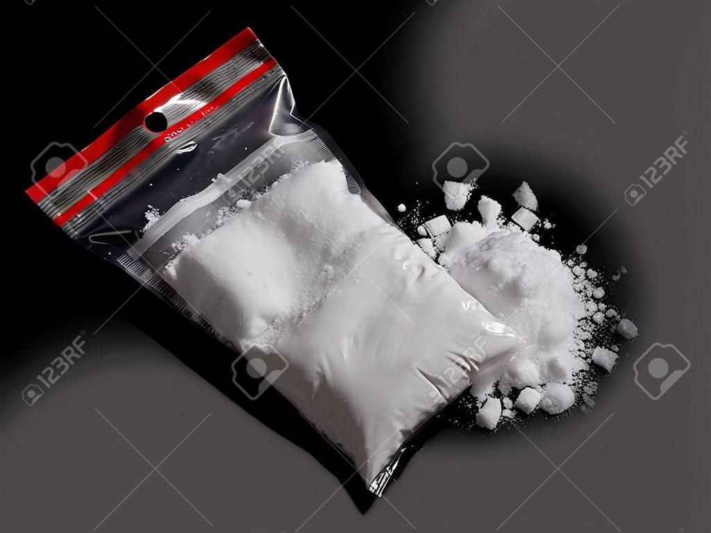 Kokain Pulver und Tasche auf weißem Hintergrund