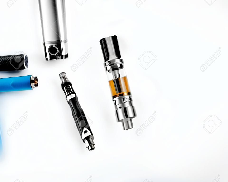 cigarros eletrônicos ou dispositivos vaping no fundo branco