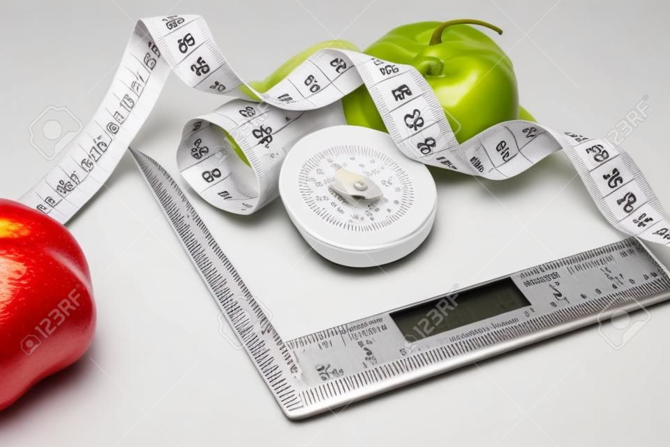 Diète. Fruits et légumes avec ruban à mesurer sur l'échelle de poids