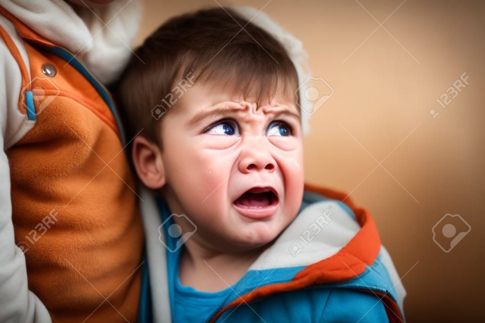 Портрет немного расстроен малыша мальчик плачет.