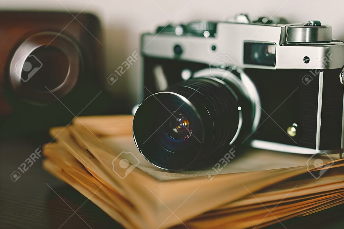 Retro vintage camera en fotolijstjes op houten tafel