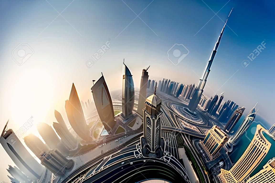 Skyline von Dubai bei Sonnenaufgang, Little Planet-Effekt. Panoramablick von oben auf die Sehenswürdigkeiten der Innenstadt. Berühmter Aussichtspunkt, Vereinigte Arabische Emirate