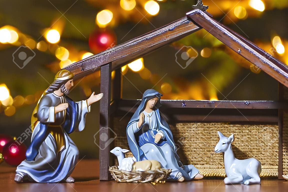 Presepe di Natale con figurine tra cui Gesù, Maria, Giuseppe e pecore. Concentrati sulla madre!