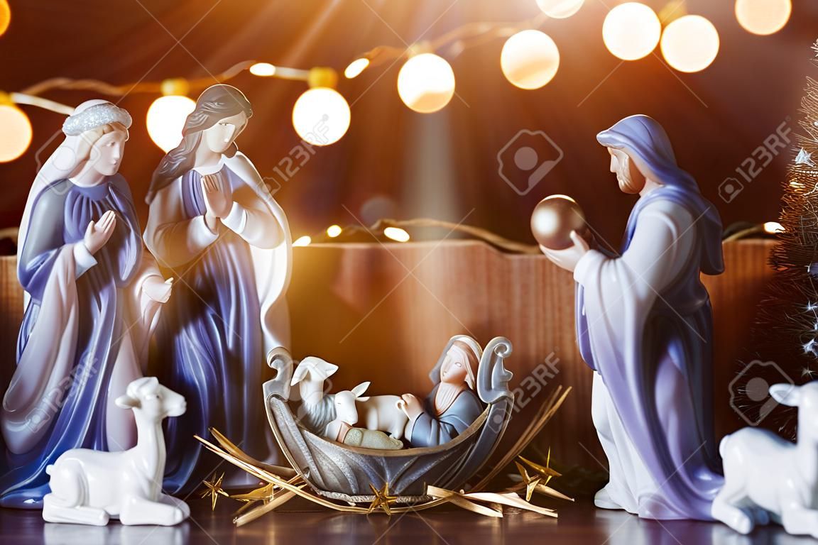 Pesebre navideño con figuras como Jesús, María, José, ovejas y reyes magos. ¡Concéntrate en María!