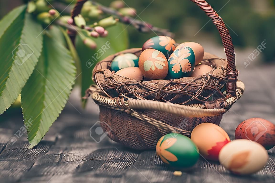 부활절 바구니 다채로운 계란 가득