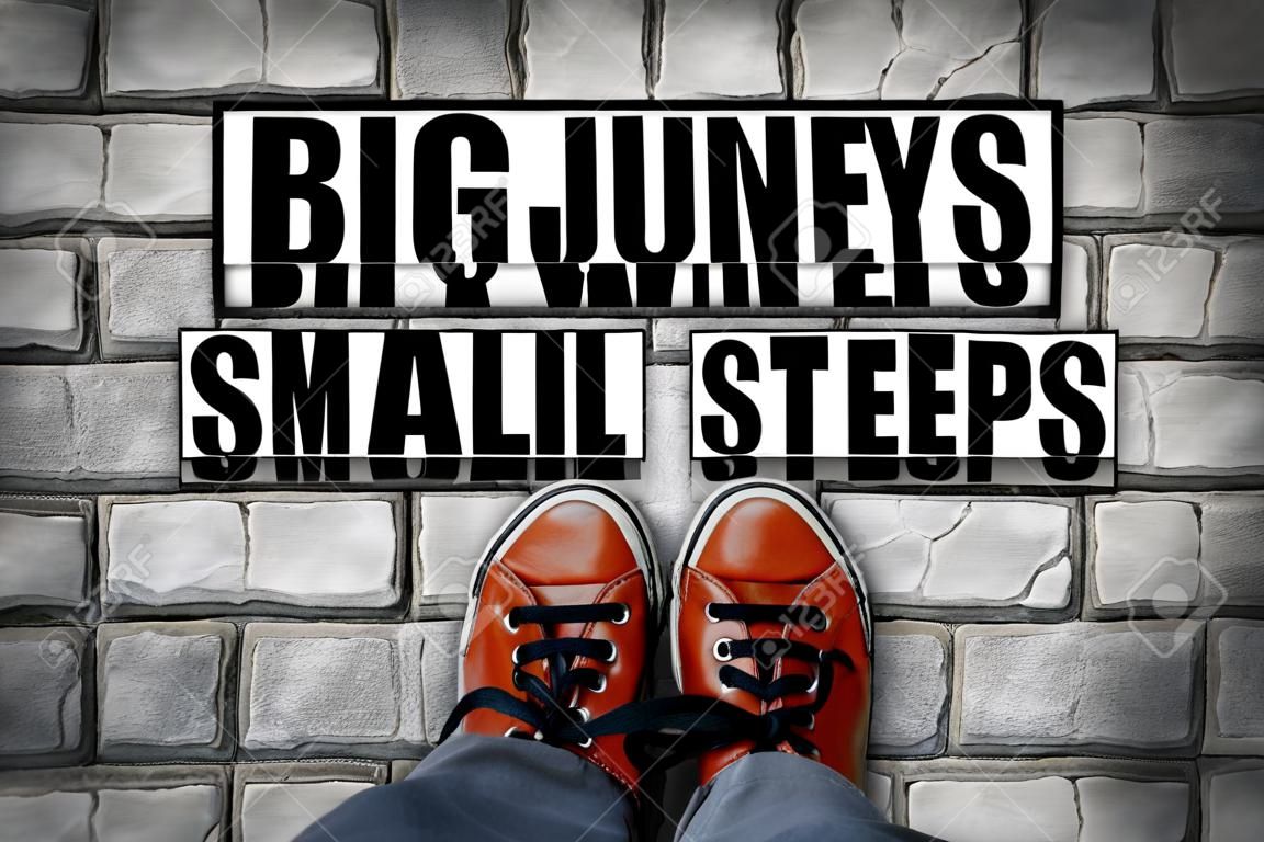 Wielkie podróże zaczynają się od małych kroków, inspiracja środki, buty na chodniku