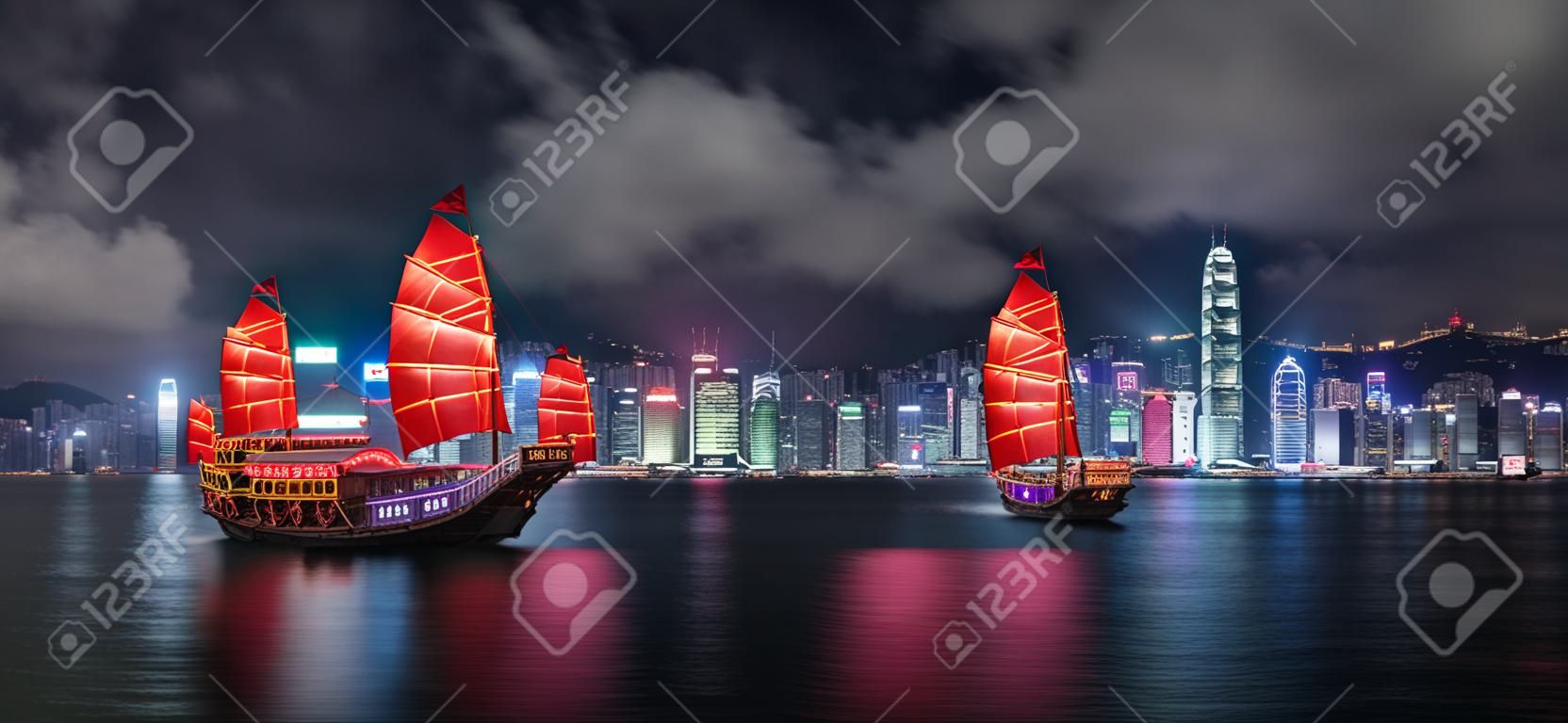 Туристический хлам, пересекающий гавань Виктории в Гонконге