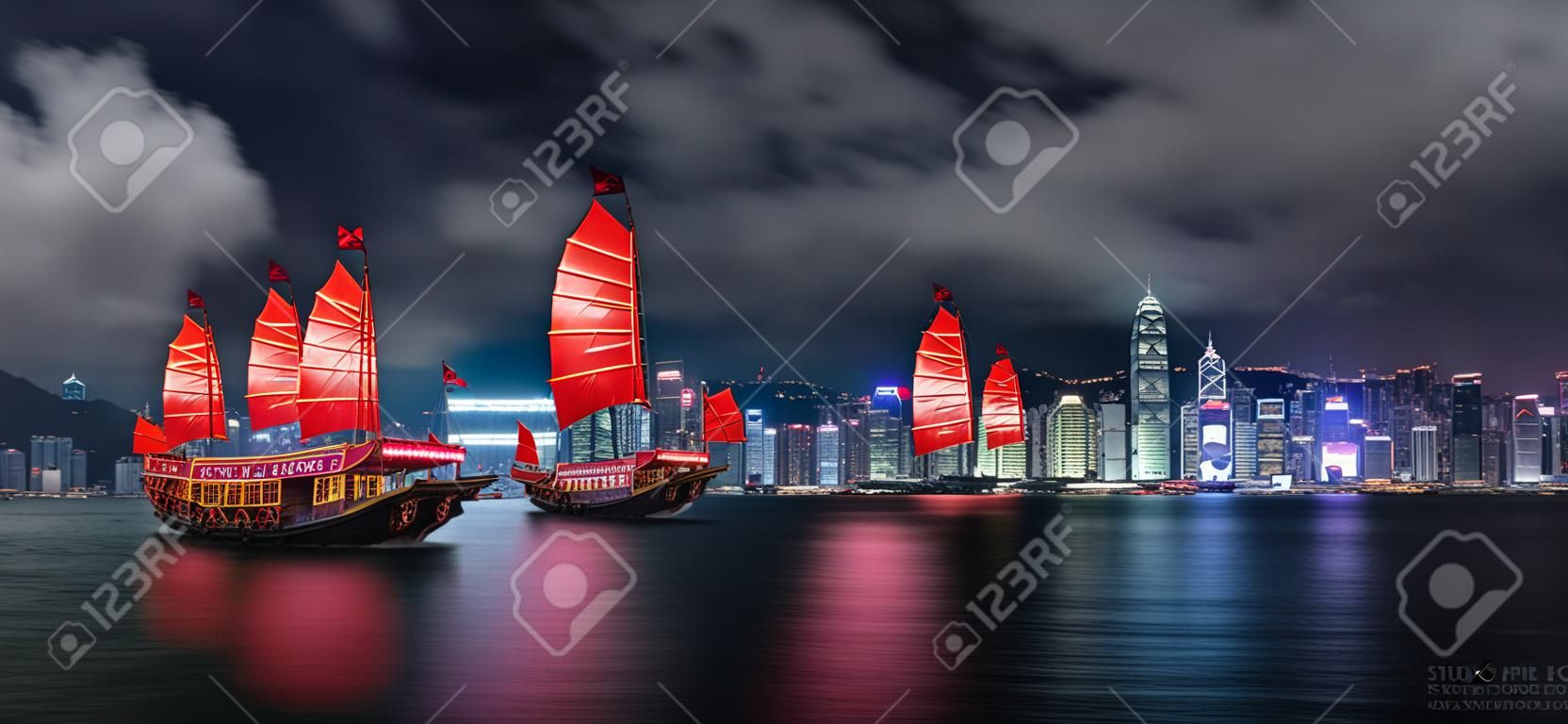 홍콩 빅토리아 항구를 건너 관광 정크