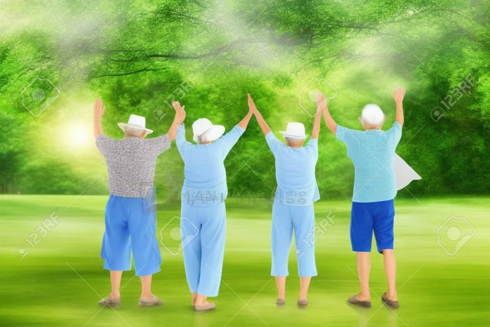 Grupos de idosos asiáticos vivem uma vida feliz após a aposentadoria. Conceito de comunidade de idosos. cuidar de sua saúde