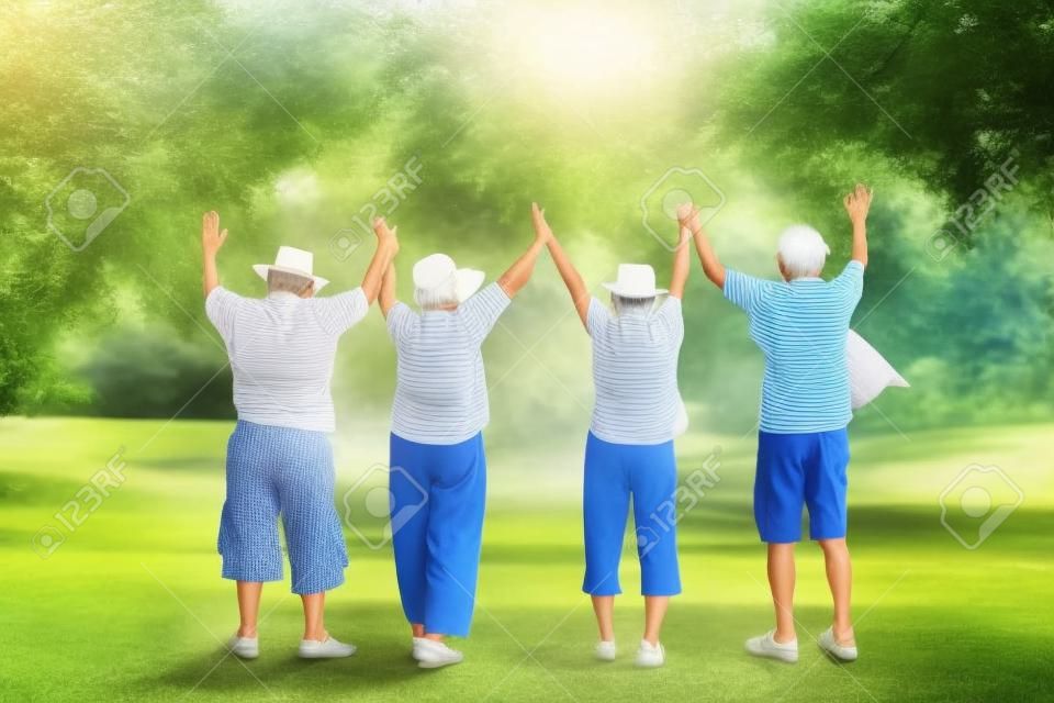 아시아 노인 그룹은 은퇴 후 행복한 삶을 살고 있습니다. 노인 커뮤니티 개념입니다. 건강을 돌봐