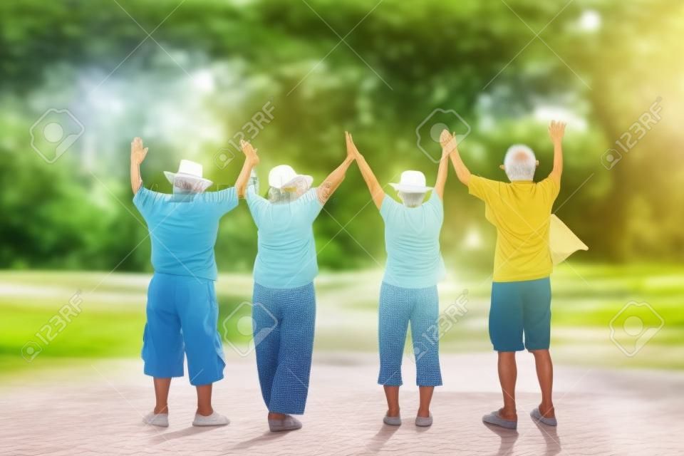 Grupos de idosos asiáticos vivem uma vida feliz após a aposentadoria. Conceito de comunidade de idosos. cuidar de sua saúde