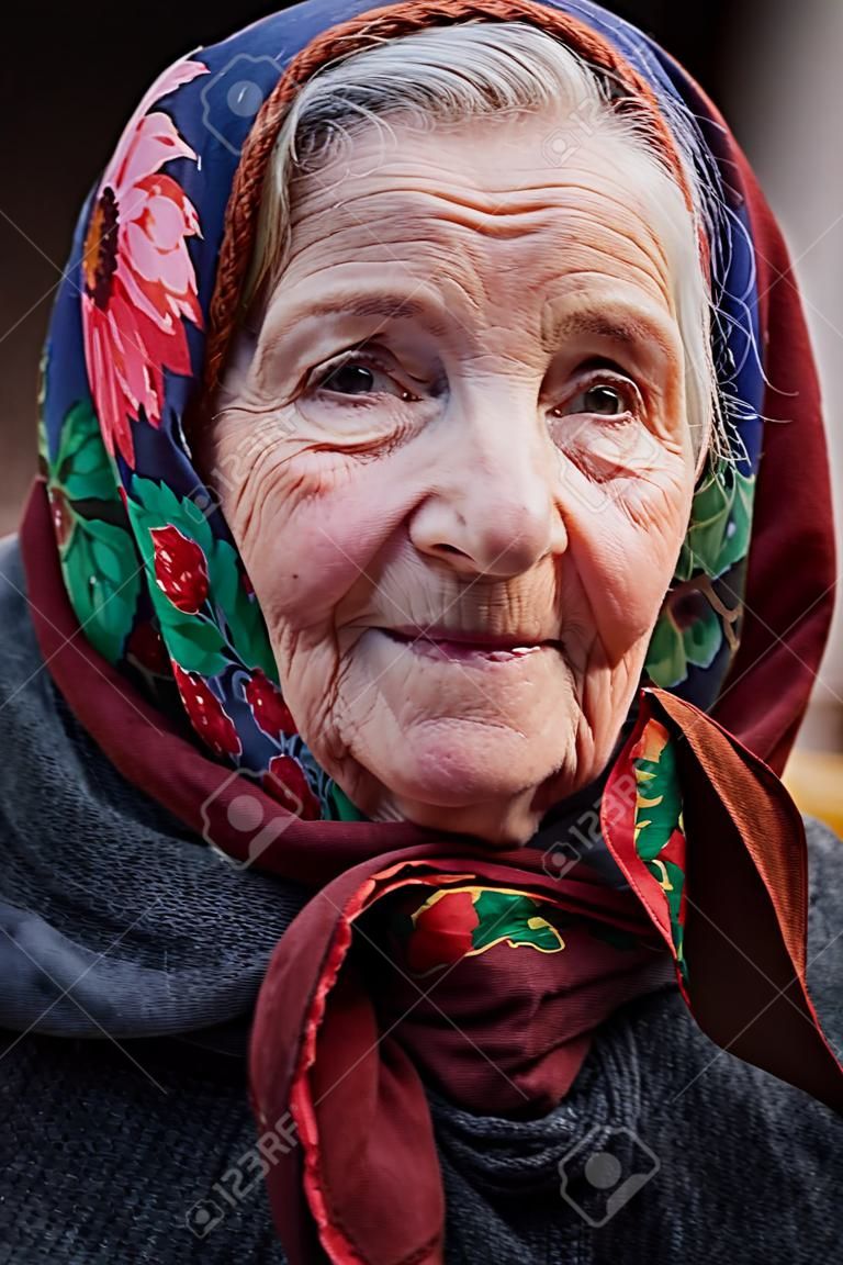 Bir eşarp ile yaşlı kadını Smiling