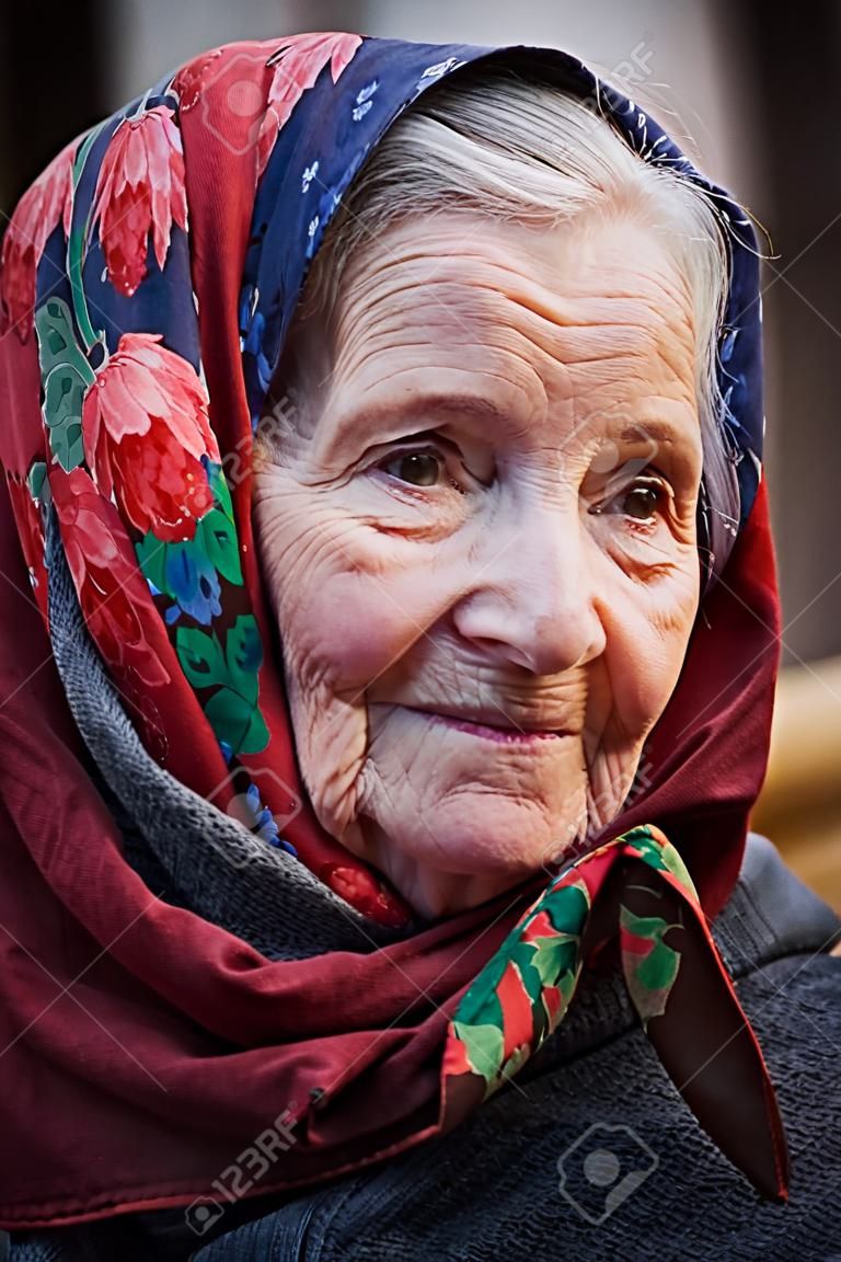 Bir eşarp ile yaşlı kadını Smiling