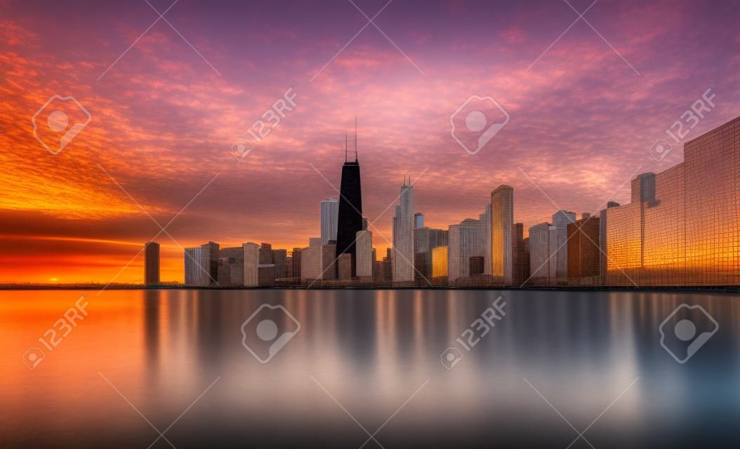 Chicago Downtown schönen Sonnenaufgang mit Wasser Reflexionen
