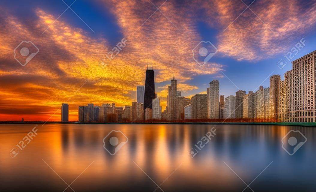 芝加哥市中心美麗的日出與水的思考