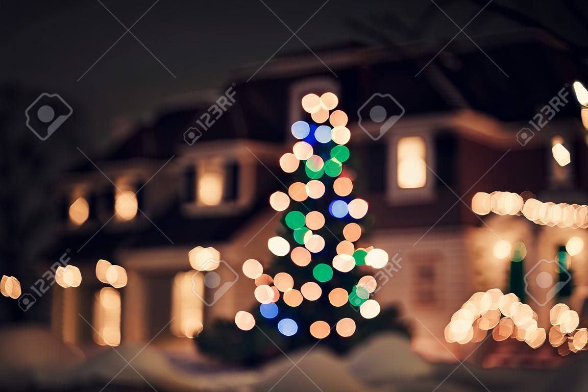 Decoração sazonal das luzes da casa de Natal, vista desfocada turva exterior.