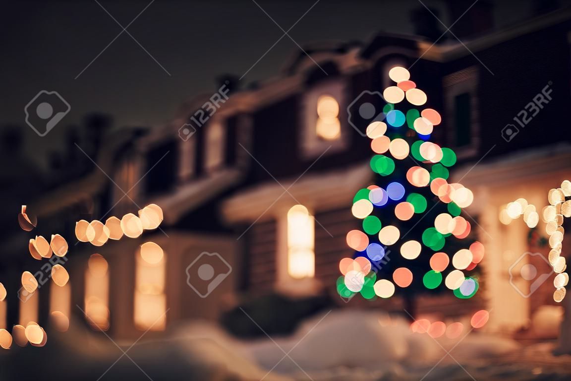 Decoração sazonal das luzes da casa de Natal, vista desfocada turva exterior.