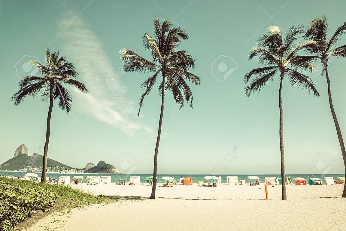 Palmen op het strand van Ipanema in Rio de Janeiro, Brazilië