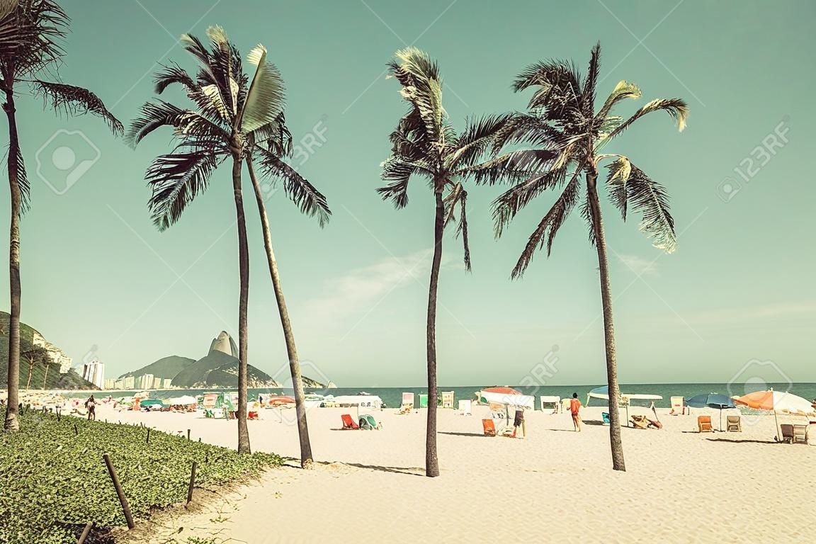 Palmen op het strand van Ipanema in Rio de Janeiro, Brazilië