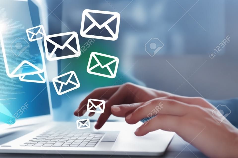 E-mail marketing e conceito de newsletter. Mão do homem enviando mensagem e laptop com ícone de e-mail
