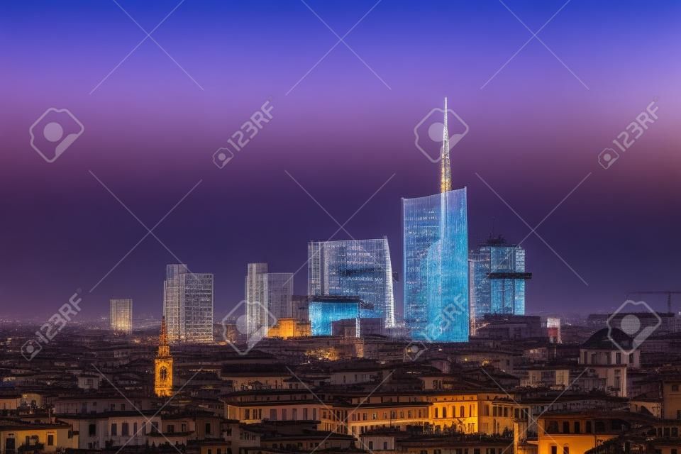 Skyline di Milano di notte, nuovi grattacieli con luci colorate. Panorama paesaggistico italiano.