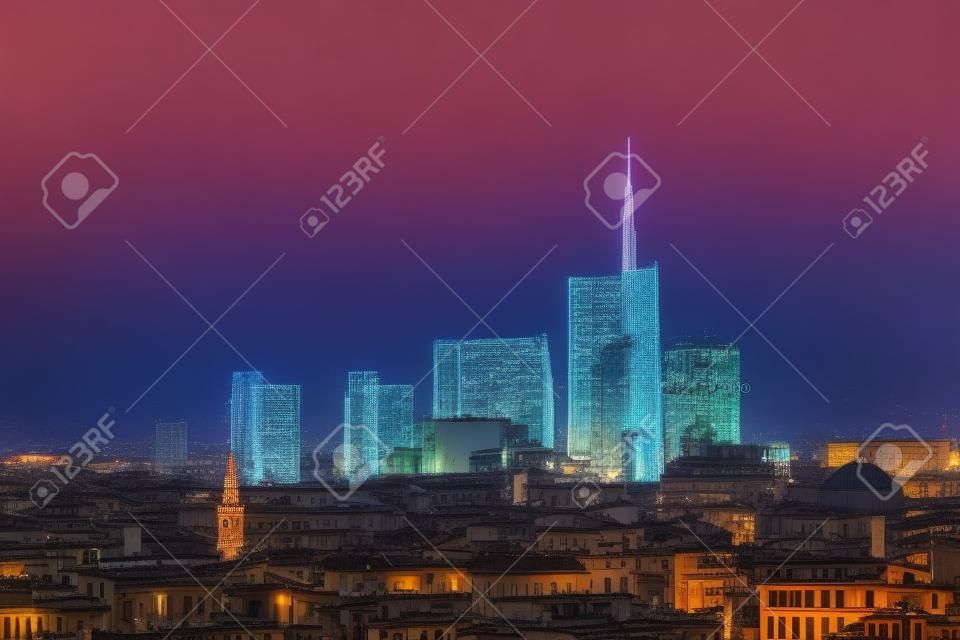 米兰天际线的夜晚，新的摩天大楼，用彩色的灯光。意大利风景全景。