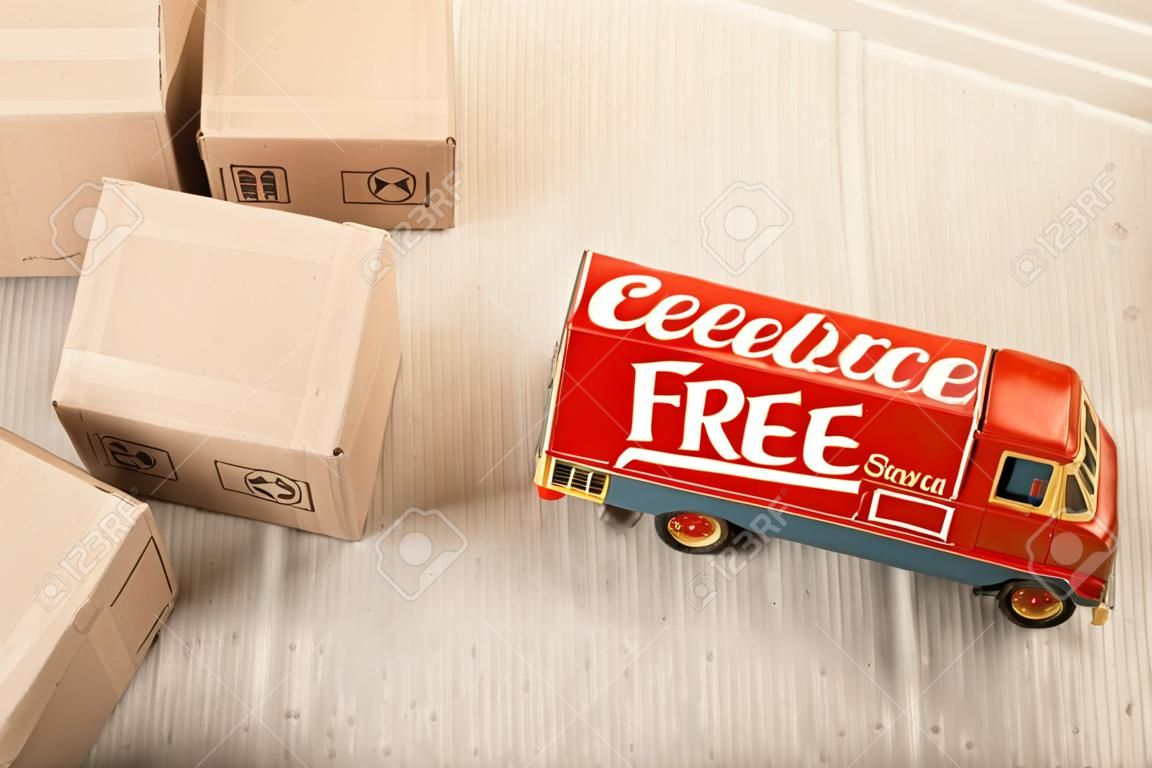 Furgone di spedizione gratuito, camion giocattolo vintage con scatole di cartone. Concetto di consegna.